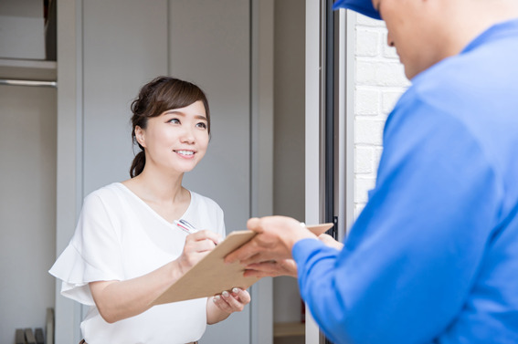 引越し業者と女性