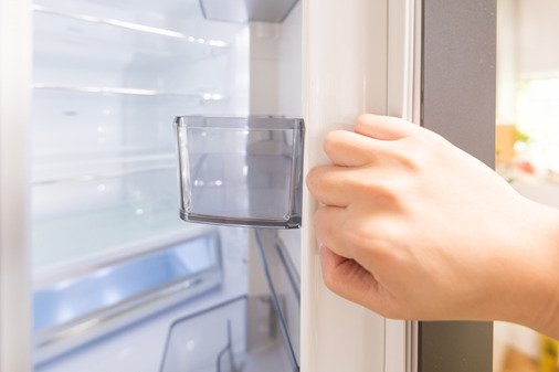 引越し前の冷蔵庫はどうやって準備する？電源を切るタイミングや水抜きを解説！
