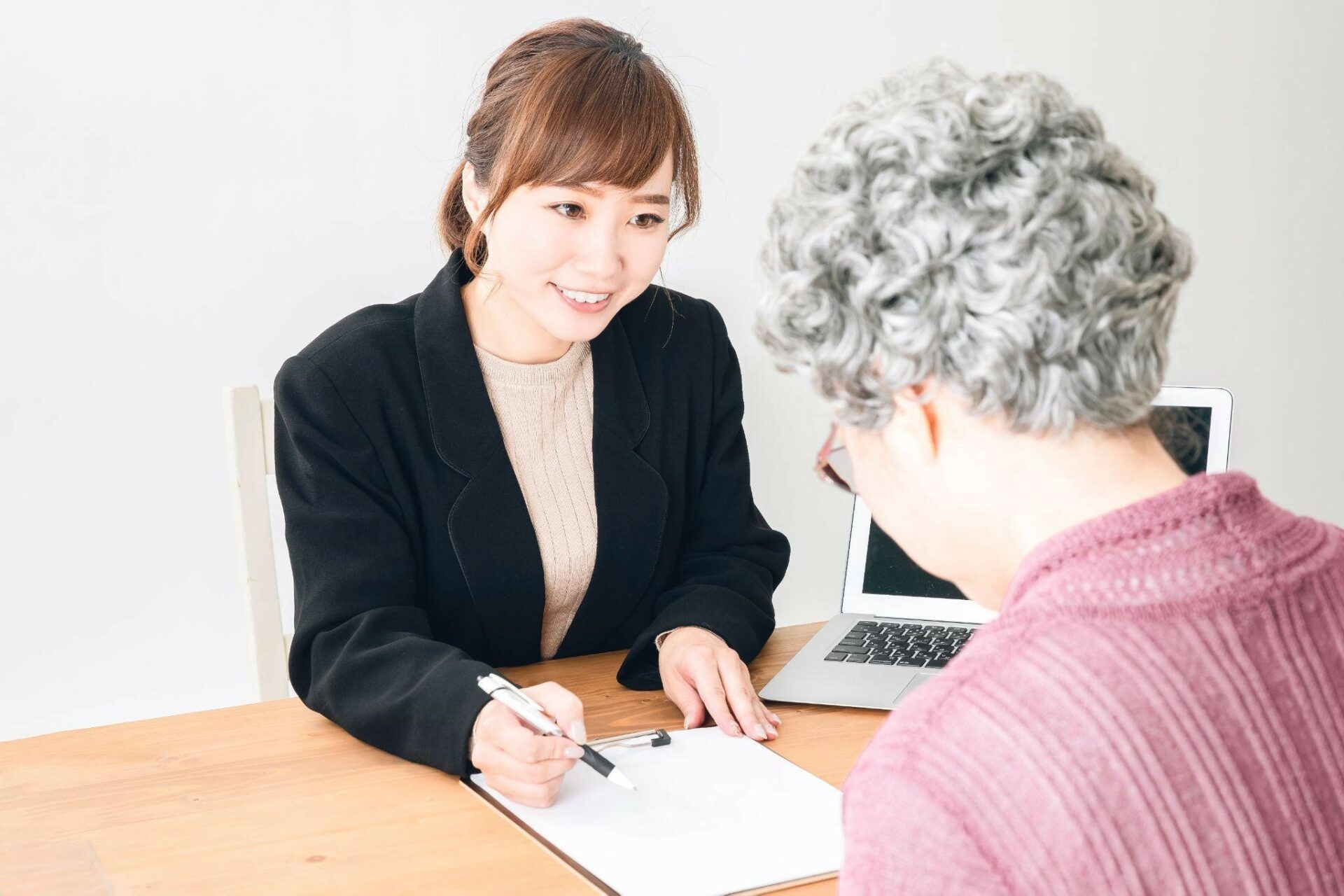 高齢者に説明をしている女性