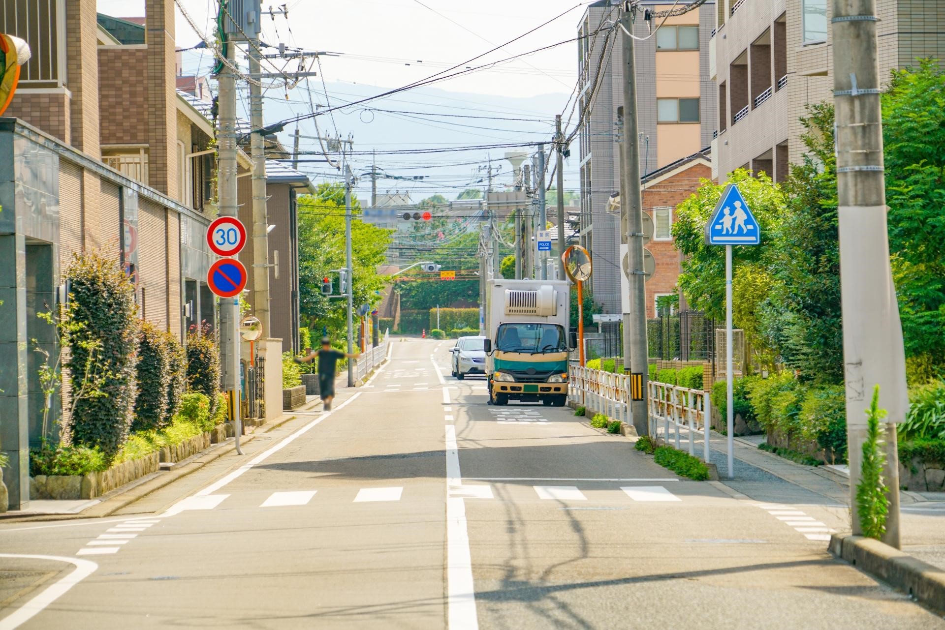 トラックが車道を走っている様子