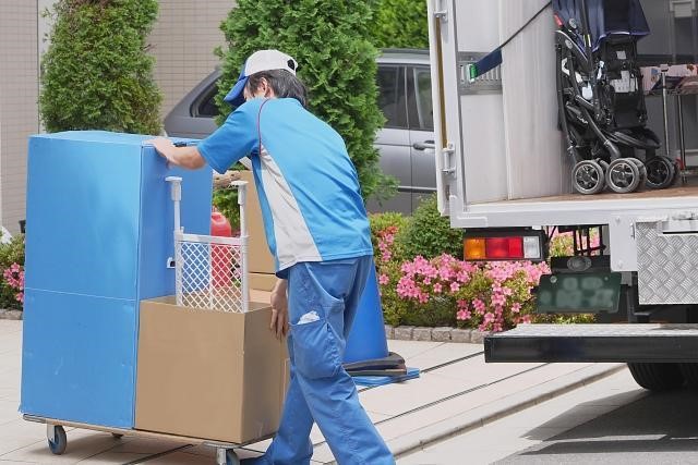 荷物を運んでいる引越し業者