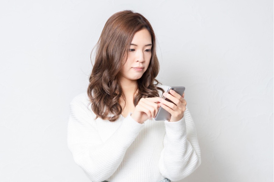 女性　スマートフォン