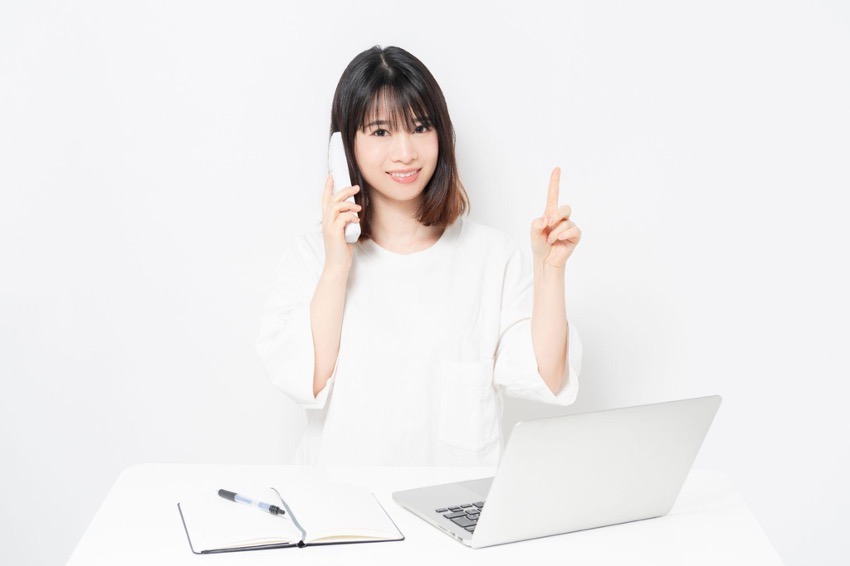 女性 ノートパソコン