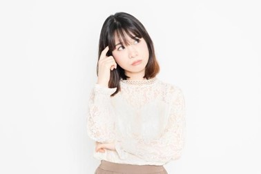 悩む女性 考える女性