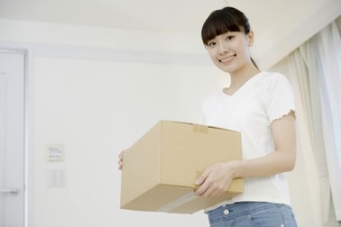 ダンボール 笑顔の女性