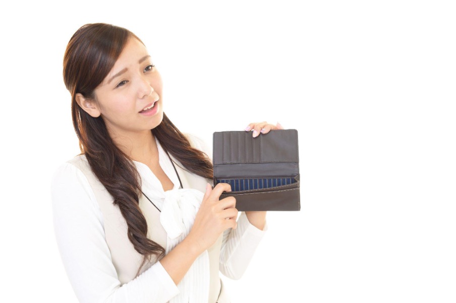 女性 空の財布