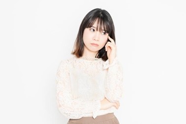 考える女性 悩める女性