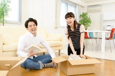 引越し 荷造り 笑顔
