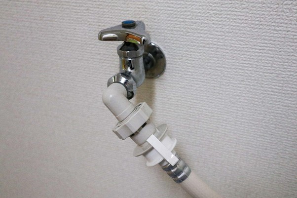 水道栓 白い壁