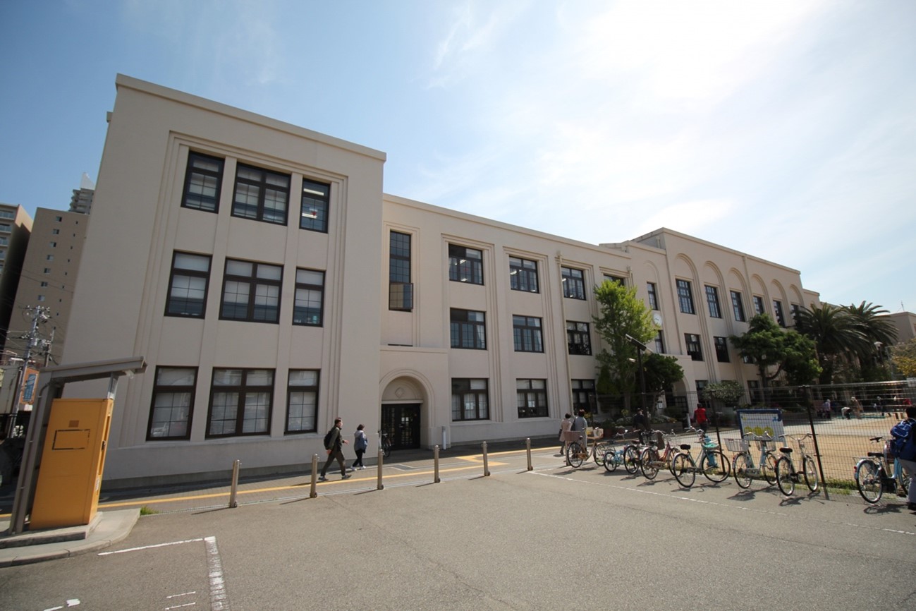 小学校 校舎 駐輪場