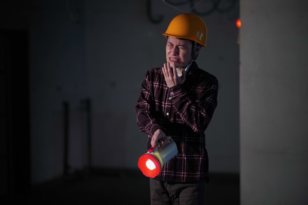 暗闇 男性 懐中電灯