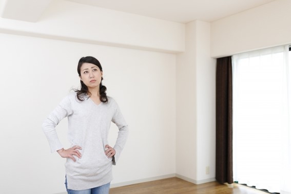 女性 部屋 悩む