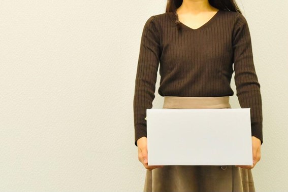 女性 荷物 持つ