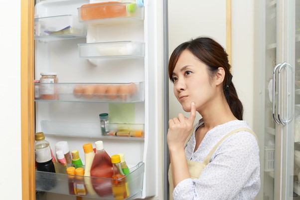 食品　考える女性