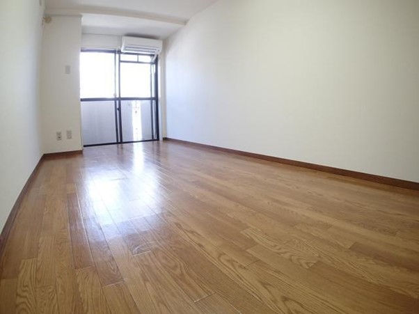 部屋 窓 床 壁