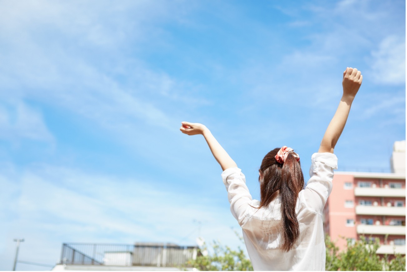 女性、背伸び、空