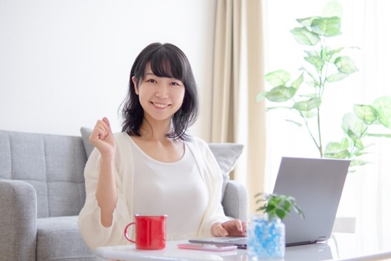 女性　パソコン　部屋