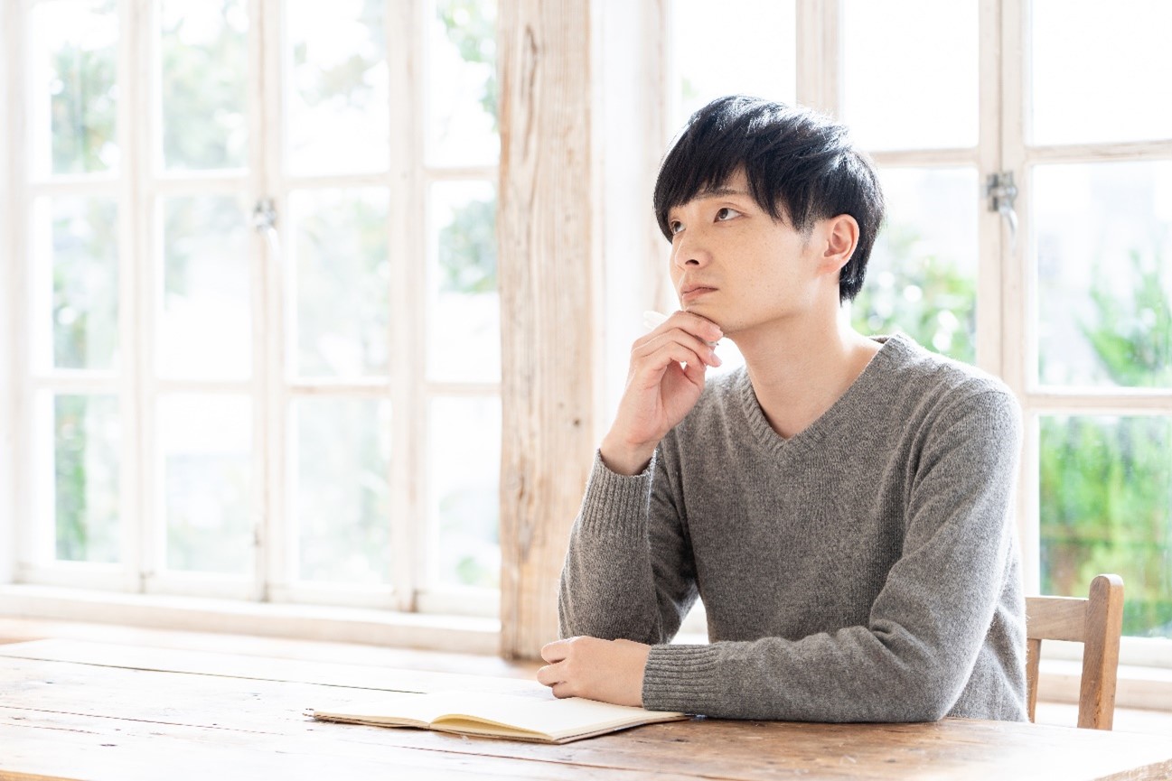 男性 考える 部屋